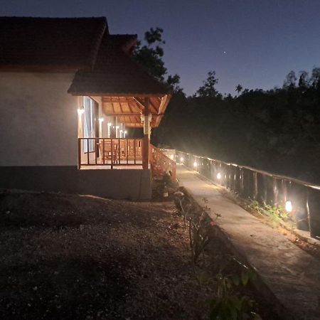 Vina Bungalow Toyapakeh Екстериор снимка